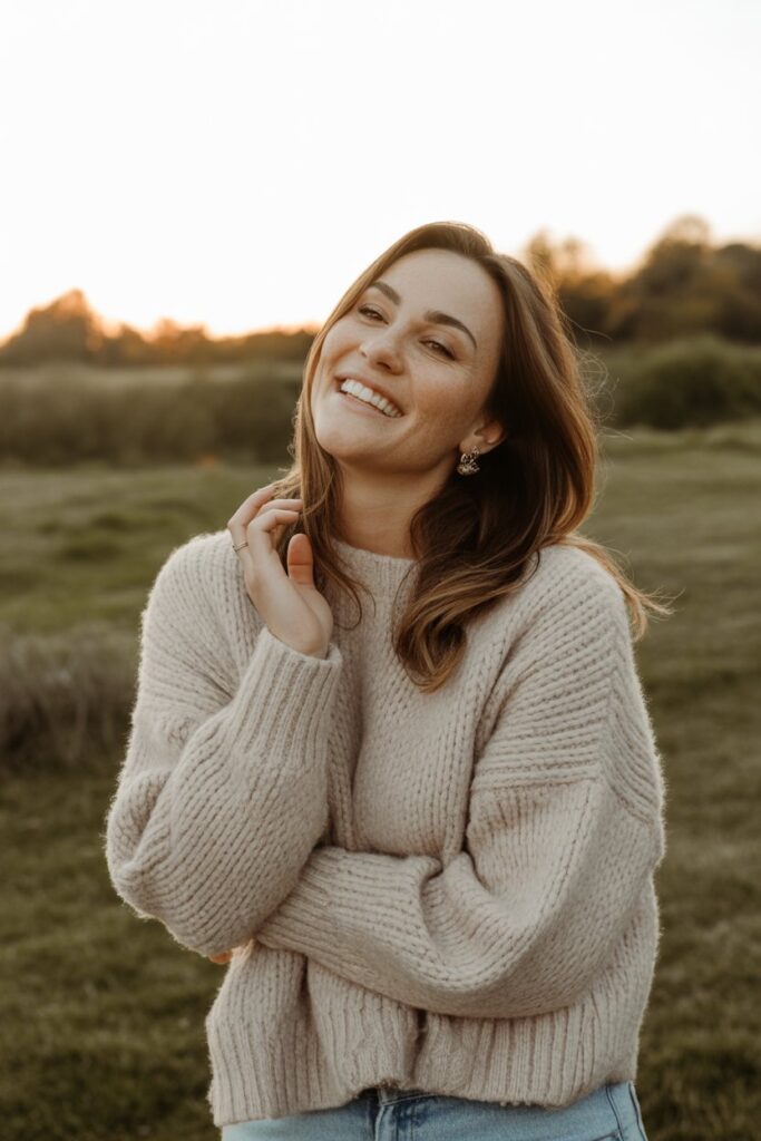 natural-candid-photo-of-a-woman-smiling-_Eo5Bh-iRStKvs-DH9Gur9Q_mBKDUeA8ST6i9umKNPDEwA-683x1024 20 Simple Things That Make You Look Younger & Help You Age Gracefully